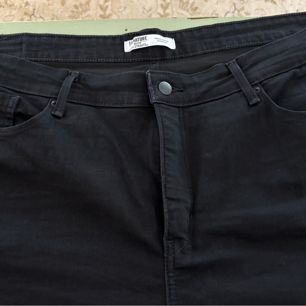 Signature Women's Straight Leg Jeans in Black